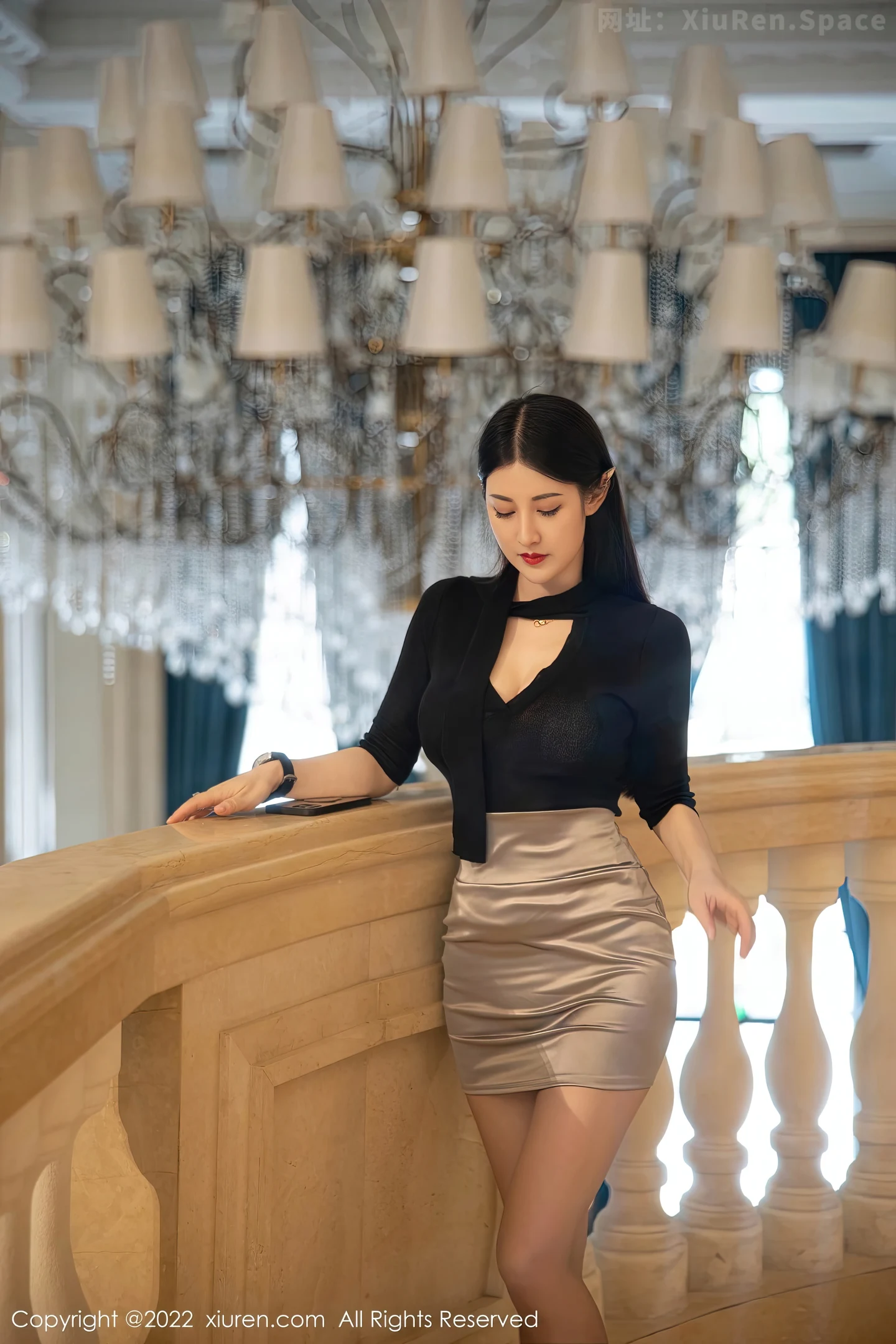 图片[2]-[XiuRen秀人网] VOL.5829 模特诗诗kiki黑色上衣配浅灰色短裙露性感蕾丝内衣惹火诱惑写真92P-秀人网官方网站